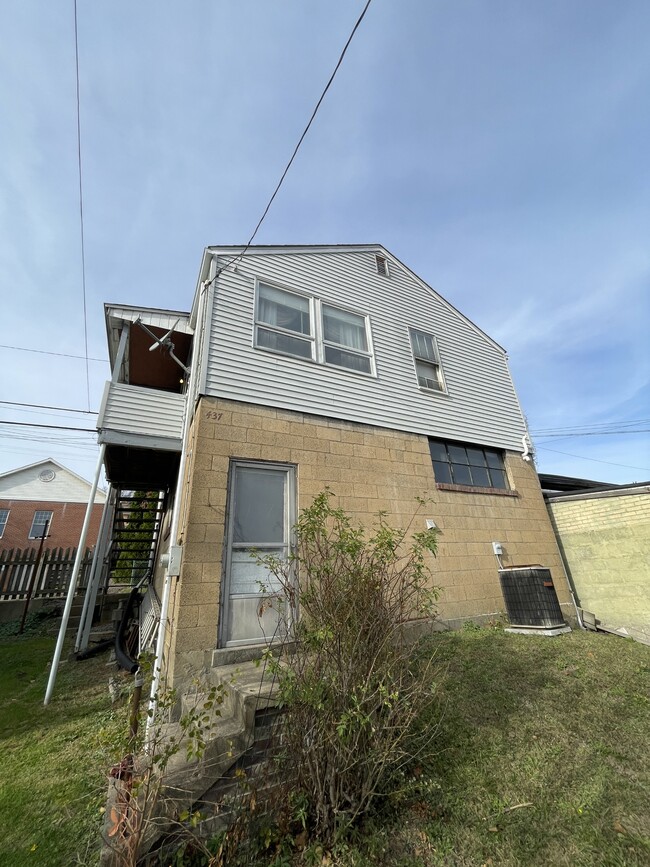 Building Photo - 437 Fountain St