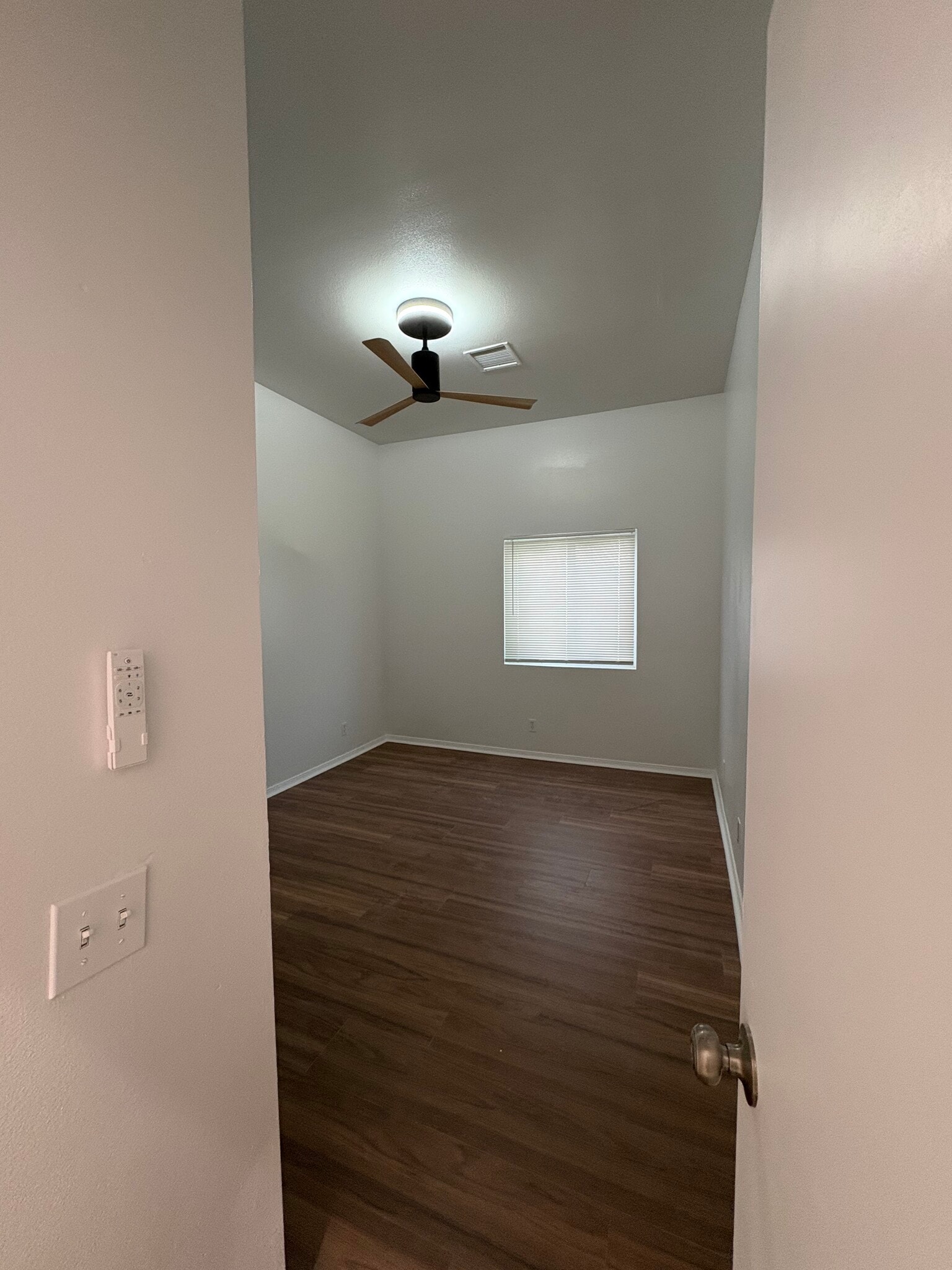 Room 2 - 6446 Palm View Ave