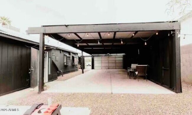 Building Photo - 1055 E Whitton Ave