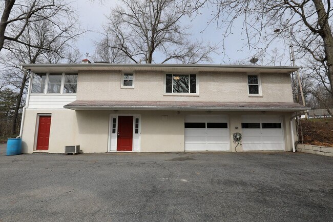 Building Photo - Charming 2-Bedroom Home with Spacious Yard & Sunroom – $1,600/Month