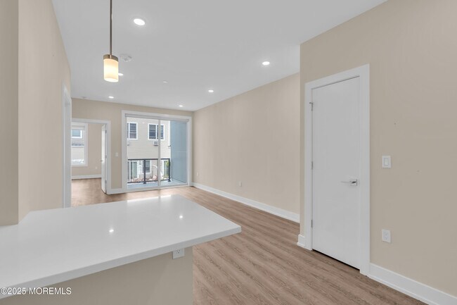 Building Photo - 521 Lake Ave