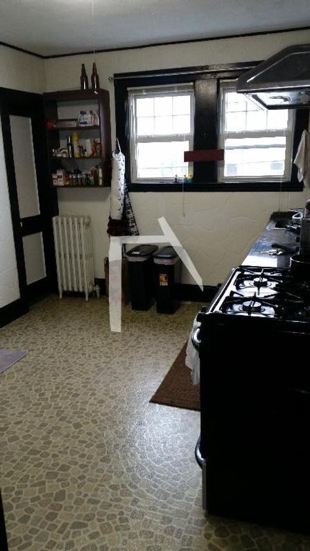 Building Photo - Big and Bright