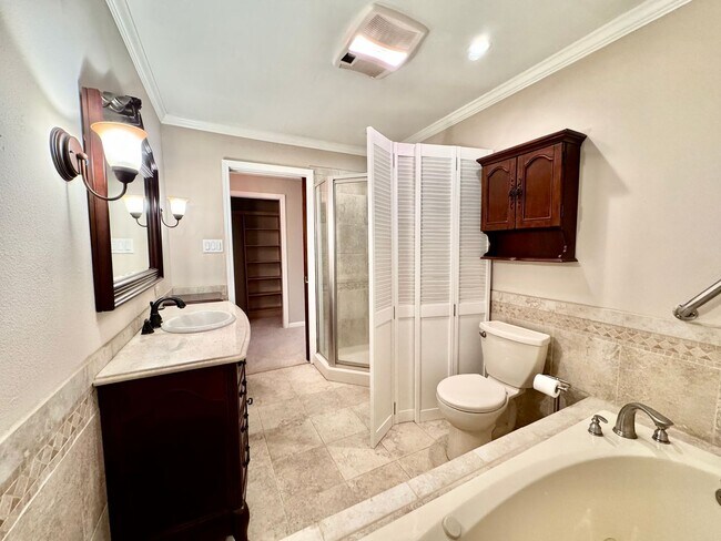 Building Photo - Spacious 3BR Home in Broadmoor | Huge Backyard + Gated Driveway