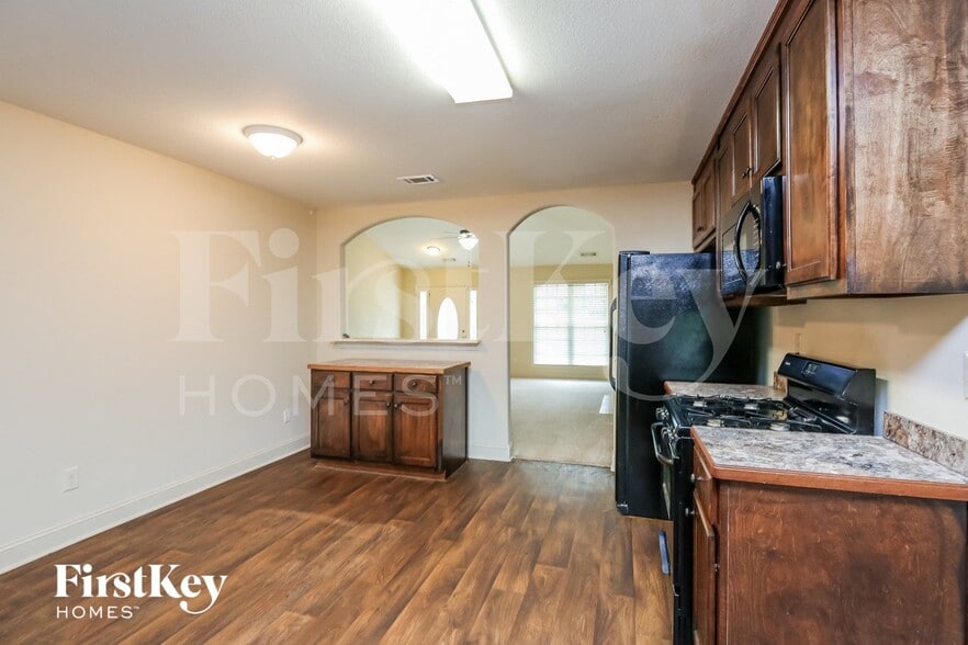 Building Photo - 603 Embassy Walk