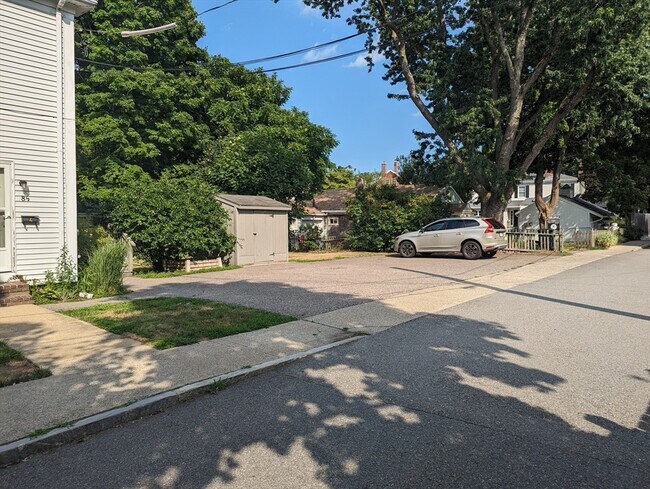 Building Photo - 8 1/2-82 Russia St