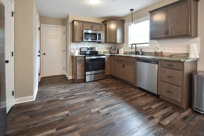 Building Photo - Pet Friendly Three Bedroom!