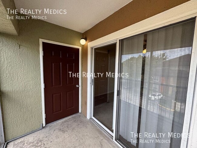 Building Photo - 700 Crest Pines Dr