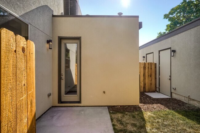 Building Photo - 3 bedroom / 3.5 bath Townhome + 2 Large Flex Spaces & Spacious Roof Top Deck!