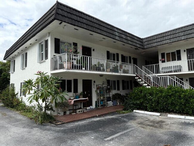 Building Photo - 511 W Kalmia Dr