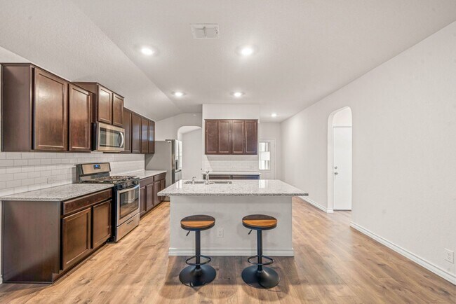 Building Photo - RED BIRD RANCH 3 BED 2 BATH  SINGLE STORY ...