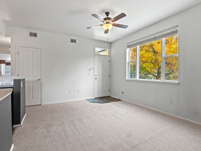 Building Photo - Charming 2 bed 2 bath Condo Near Centerra!