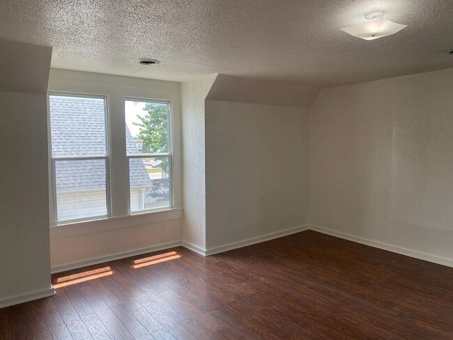 Building Photo - 404 S Marion St