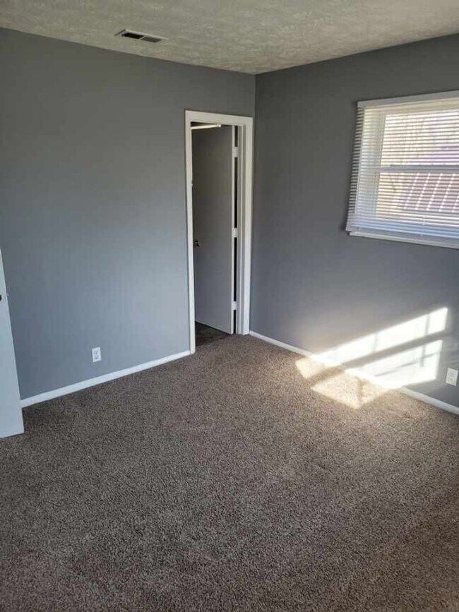 Building Photo - 7092-7094 N Manor Dr