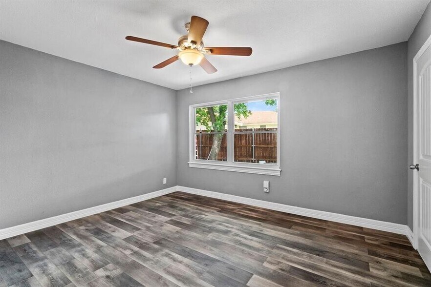 Building Photo - 1910 Danube Dr