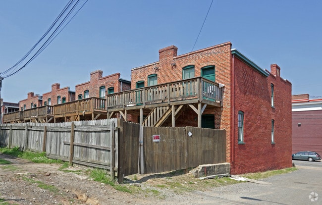 Building Photo - 813-825 Bowe St