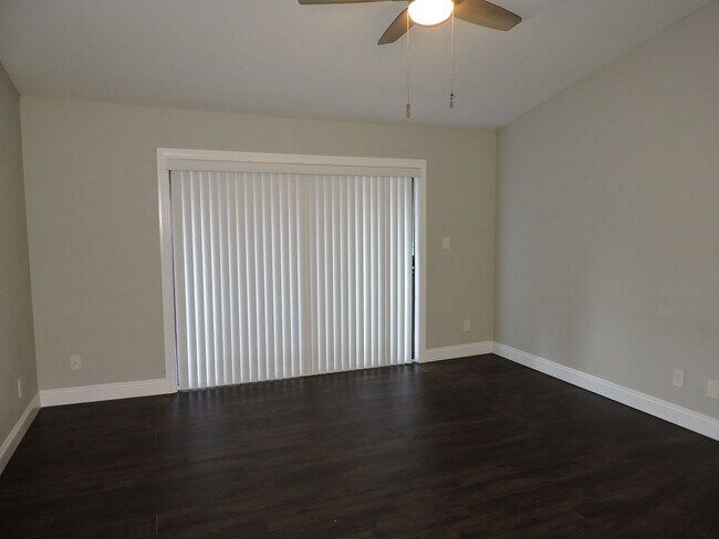 Building Photo - Convenient to schools, beaches & shopping.