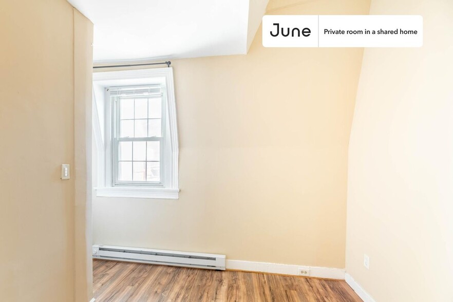 Building Photo - Private bedroom in 8 bed/3.5 bath Home
