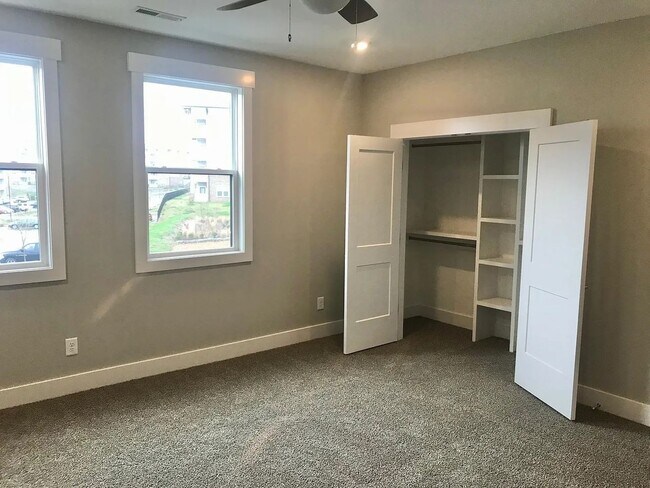 Building Photo - Stunning Modern Townhouse in the Heart of ...