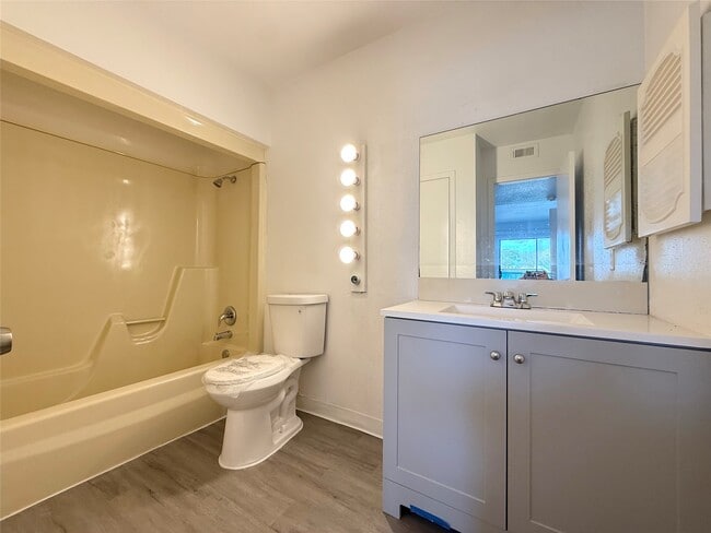 Building Photo - 2822 S Bartell Dr