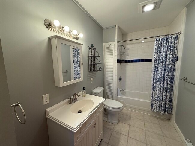 Building Photo - 131 School St