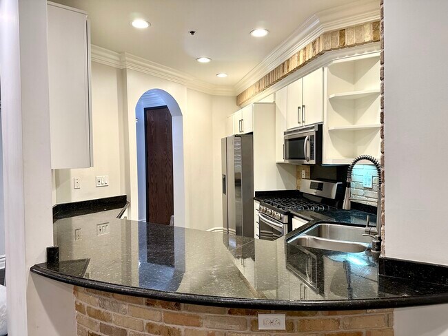 Building Photo - 850 N Croft Ave