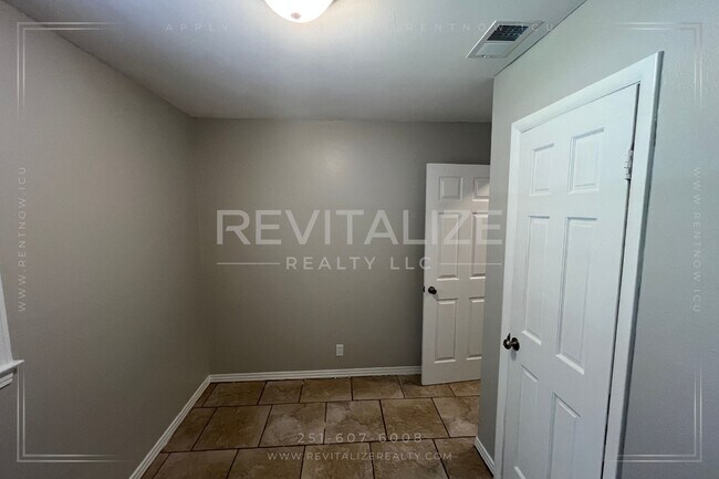 Building Photo - 3 Bedroom/1 Bathroom Home in West Mobile!