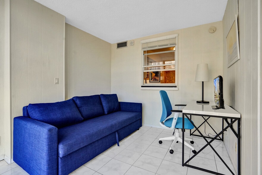 Building Photo - 2017 S Ocean Dr