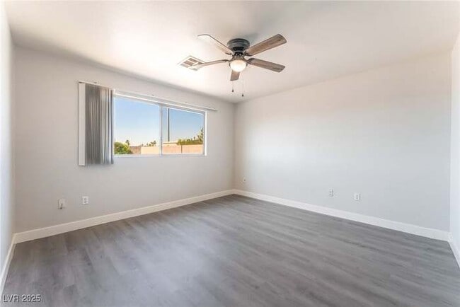 Building Photo - 2111 Hollow Oak Ave