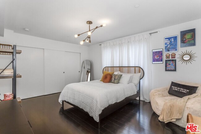 Building Photo - 900 N W Knoll Dr