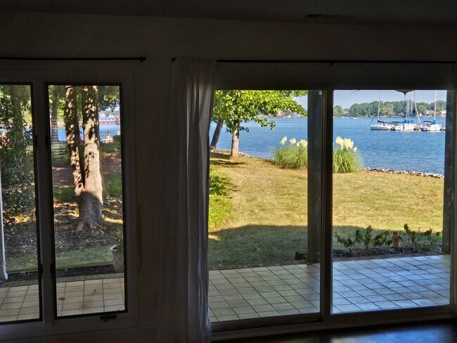 Building Photo - 7401 Mariner Cove Dr