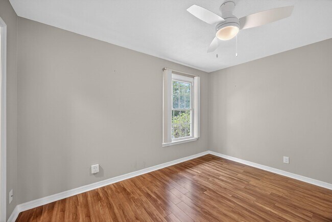 Building Photo - 83 Comares Ave