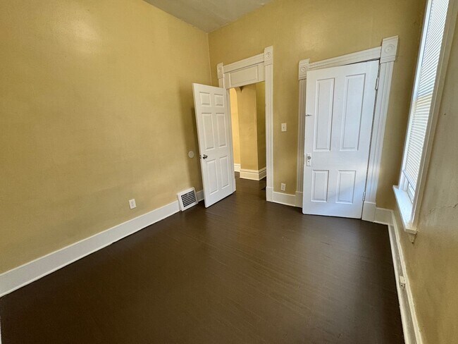 Building Photo - 3 Bedroom House