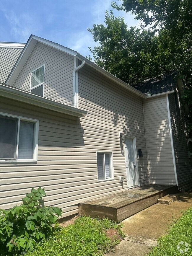 Building Photo - 3 Bedroom 2 Bathroom House for Rent on the...