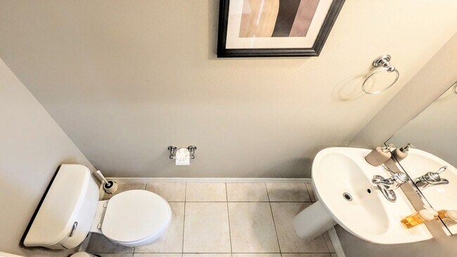 Building Photo - Seasonal/short term/annual  3/3 spacious townhouse with water view off University PKWY