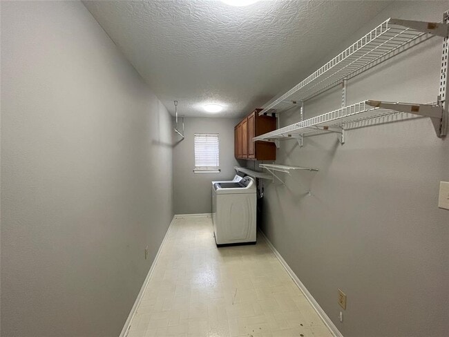 Building Photo - 5622 Maple Square Dr