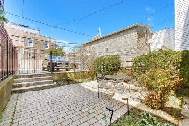 Building Photo - 2132 N Oakley Ave