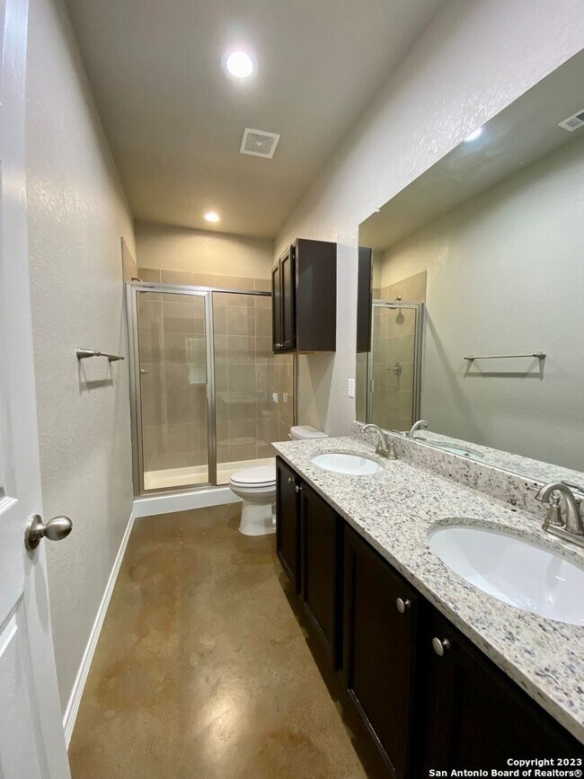 Building Photo - Come Home to Comfort & Style in Seguin!
