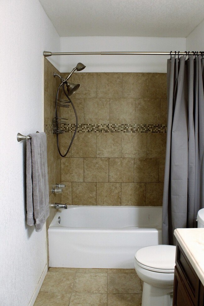 Building Photo - 2347 Edgemont Dr