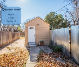 Building Photo - Lovely Rear Unit with a Yard!