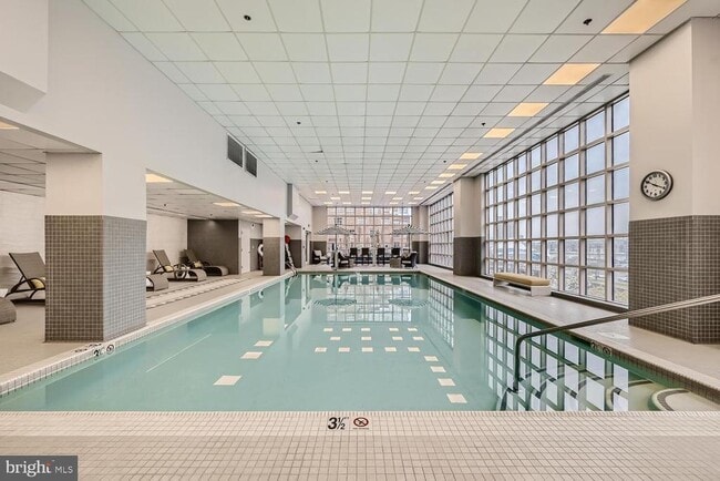 Building Photo - 250 S President St