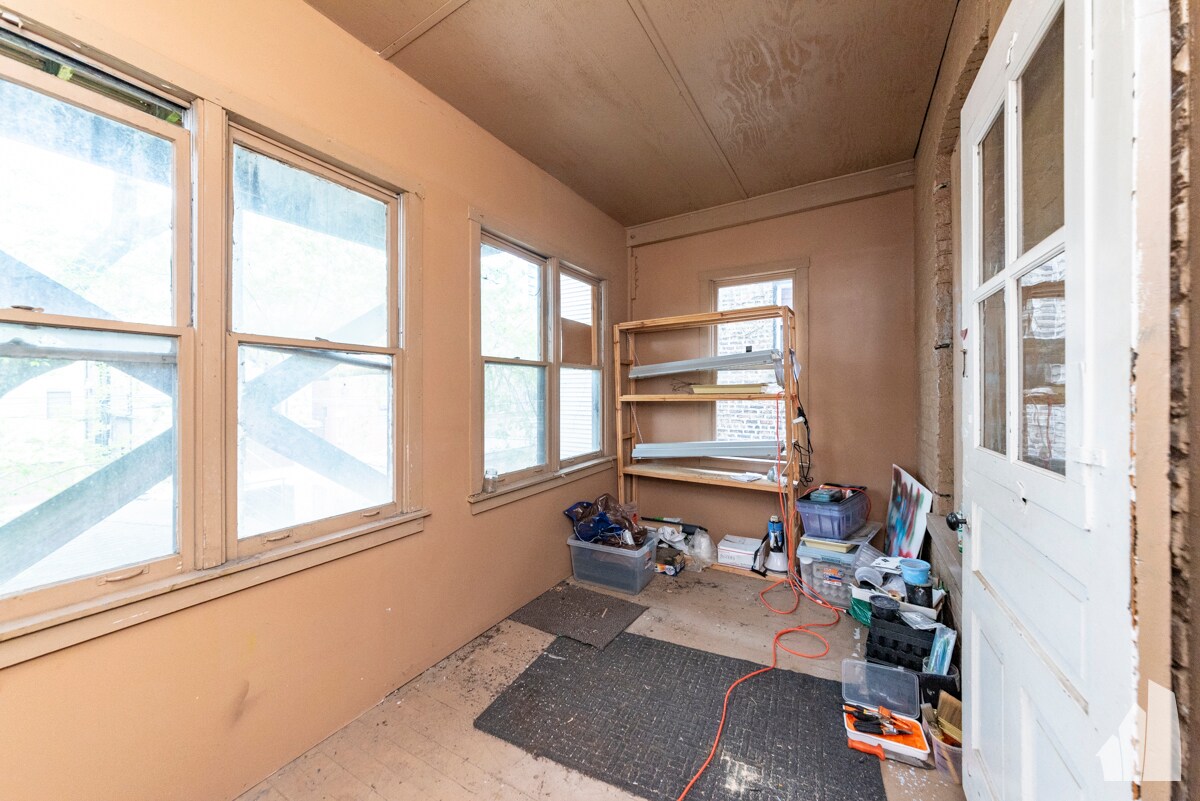 Building Photo - 842 W Waveland Ave