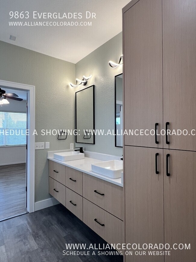 Building Photo - 9863 Everglades Dr