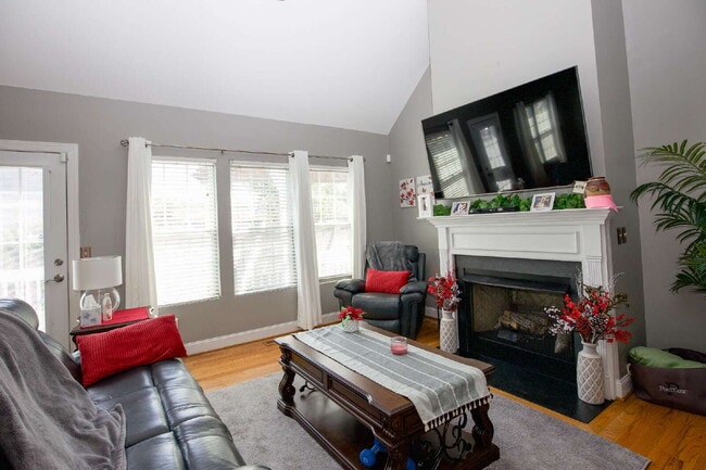 Building Photo - Charming 3 BR/2BA Ranch with fully fenced ...