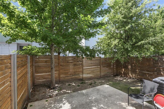 Building Photo - 801 N Bluff Dr