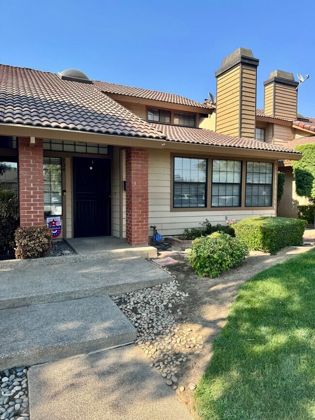 Primary Photo - 724 E Magill Ave