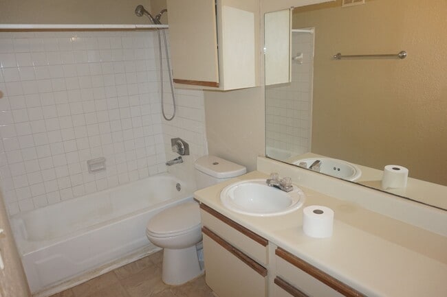 Building Photo - Excellent Location 2 Bed 1 Bath with Firep...