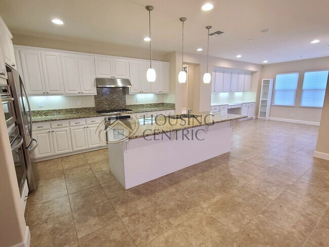Building Photo - Stunning Single Story Rental in Guard Gate...