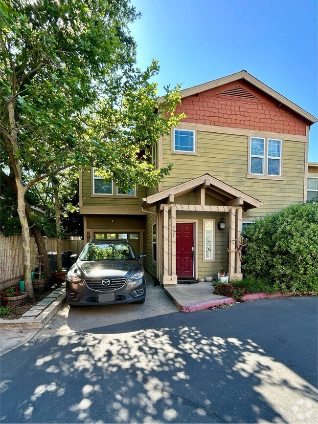 Building Photo - 4 Bedroom Home Close to Gym and Shopping-$...