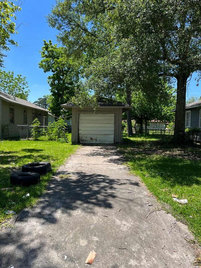 Building Photo - 22 E Lutcher Ave