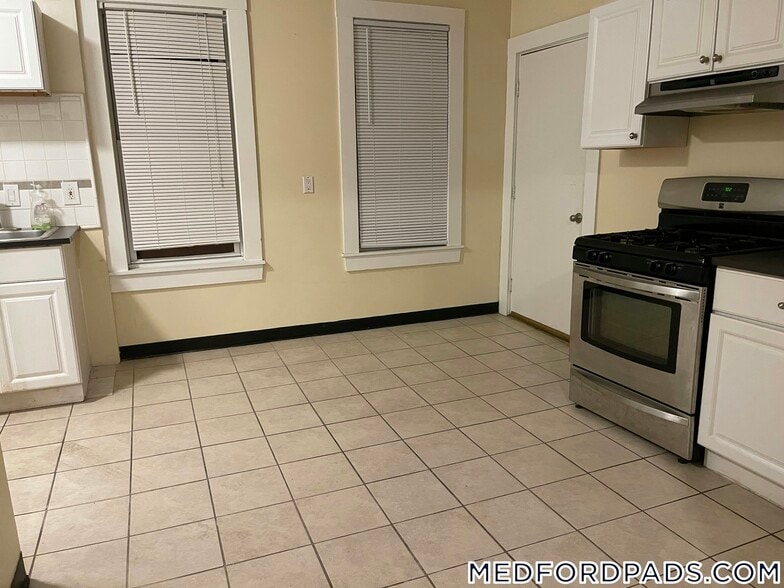 Building Photo - 8 Bennett St